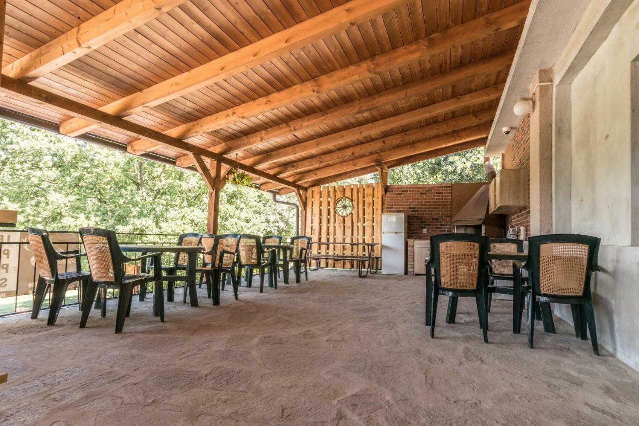Tvarozna Lhota Restaurace Penzion Pod Sumarnikem מראה חיצוני תמונה