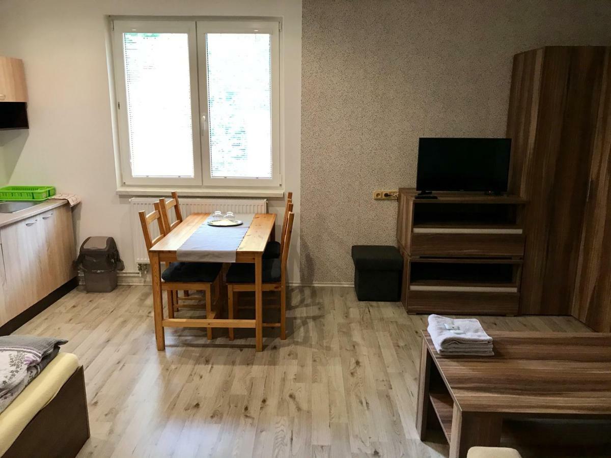 Tvarozna Lhota Restaurace Penzion Pod Sumarnikem מראה חיצוני תמונה